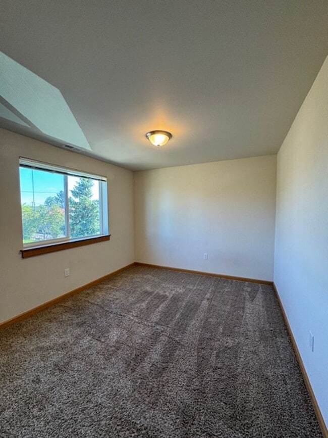 Building Photo - 2 Bedroom Townhouse with a fenced backyard!