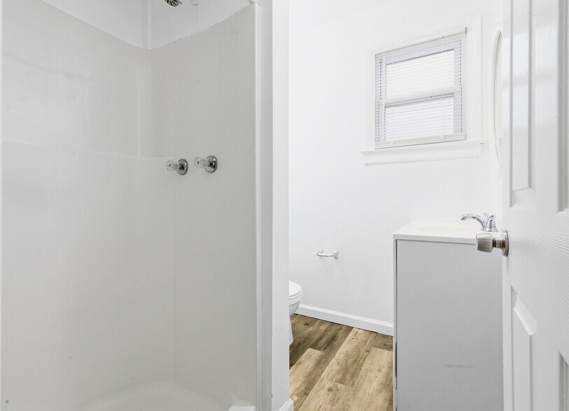 Building Photo - 107 River Rd Dr