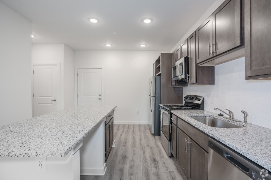 1BR, 1BA - 686SF - Kitchen - Kingsley