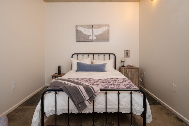 Building Photo - Sterchi Lofts #407 Authentic Urban living -  3 bedroom, 2 bath - FURNISHED - $2800 per month Spec...