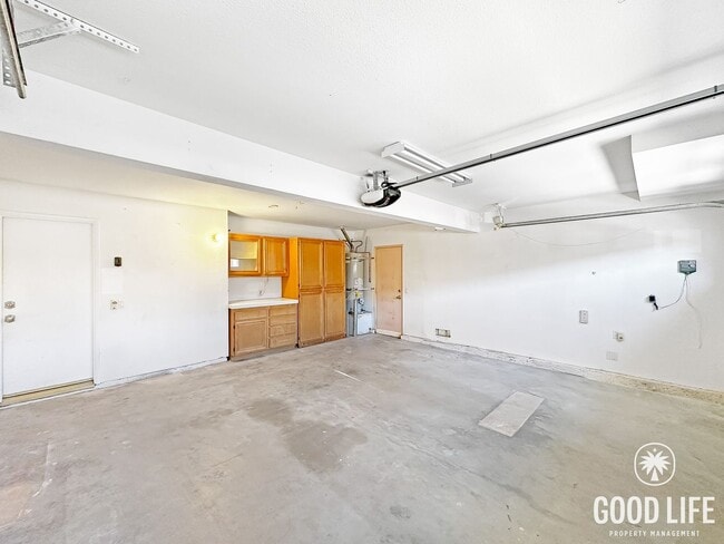 Building Photo - Beautiful 3-Bed Home w/ Vaulted Ceilings, Stainless Appliances, Private Backyard & 2-Car Garage