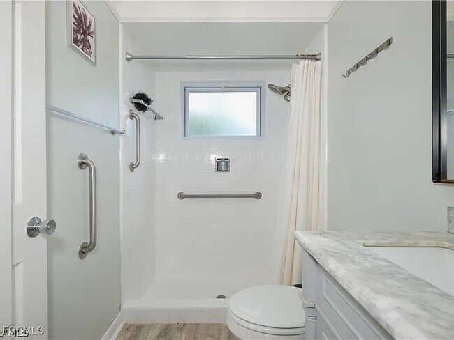 Building Photo - 4240 SE 3rd Ave