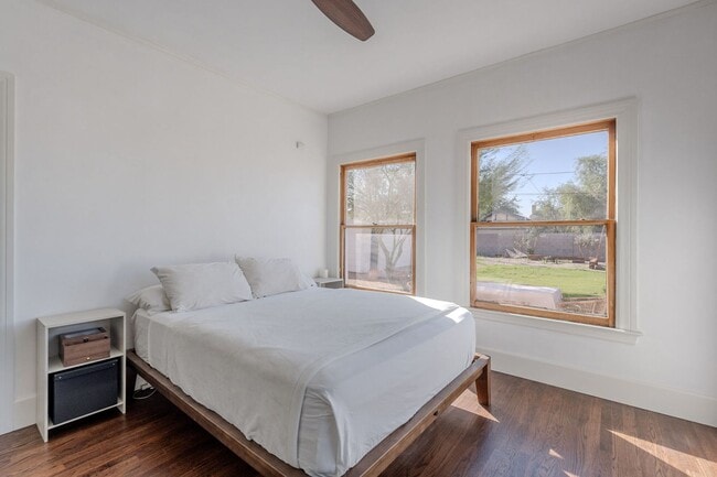 Building Photo - Rare 2 Bed 2 Bath Remolded Home in FQ Hist...