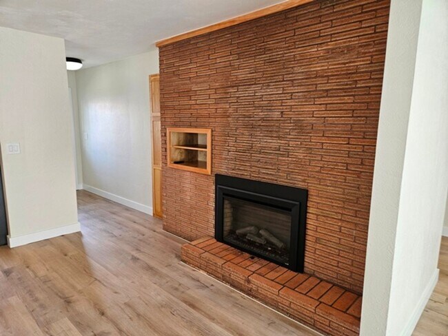 Building Photo - 3Bd/1Ba Single Story Home - For viewing!