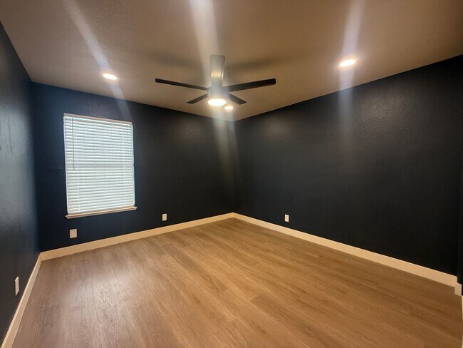Building Photo - Recently remodeled 2-bed, 2-bath unit for rent in North Las Vegas!