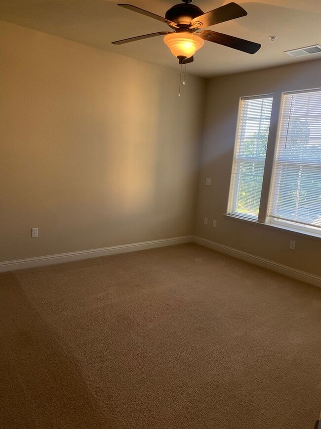 Building Photo - Spacious 2 Bedroom, 2 Bathroom Condo locat...