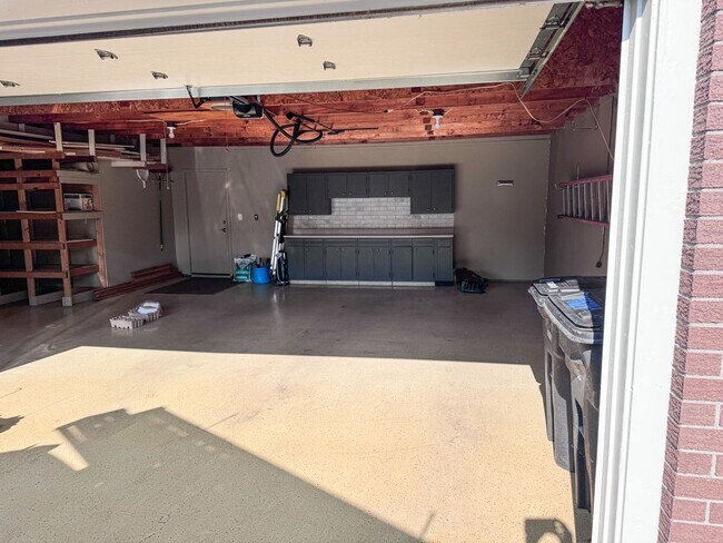 Building Photo - Historical Duplex - Spacious 3 Bedroom, 2.5 Bath Duplex with fenced in private patio.