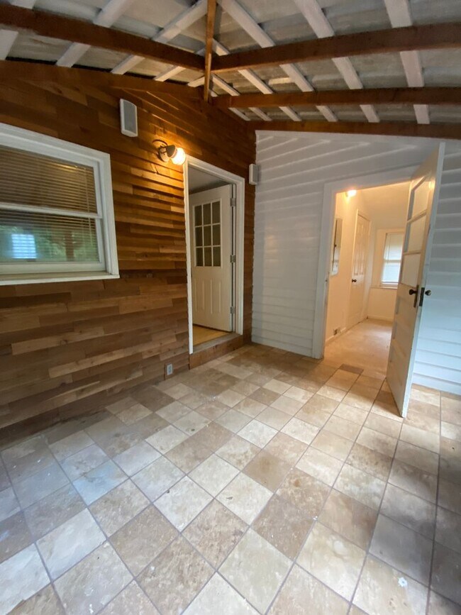 Building Photo - Charming 3-Bedroom, 2-Bath House with Detached Garage on west side of Athens, GA - PRE-LEASE FOR ...