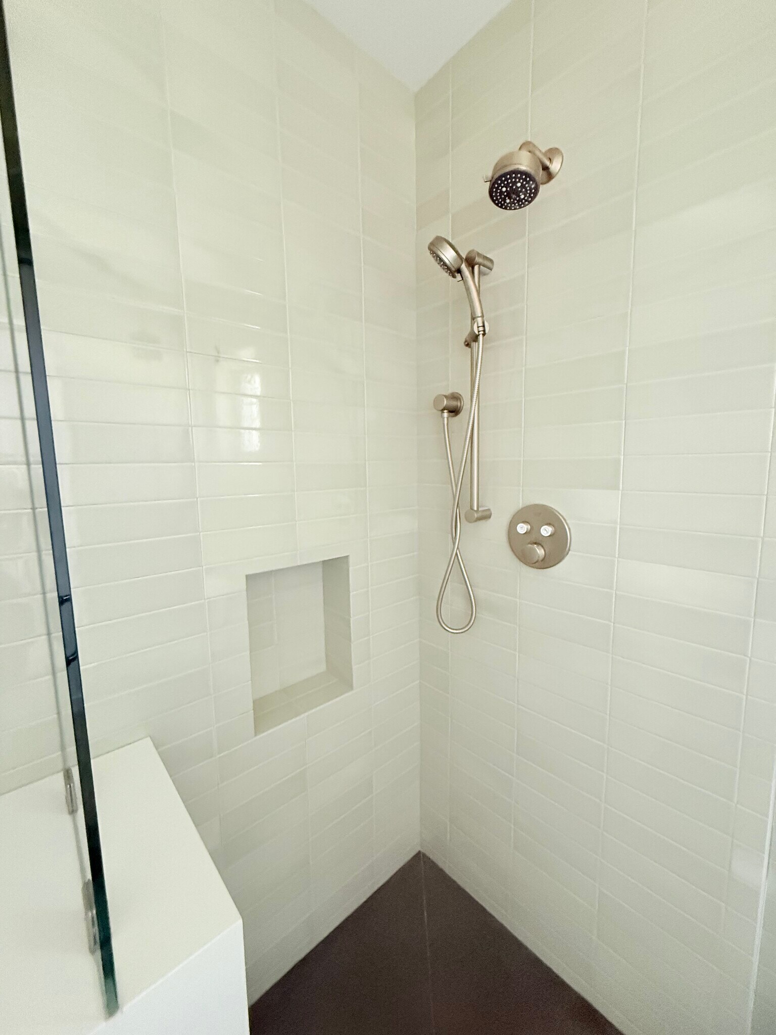 Shower - 4210 La Salle Ave