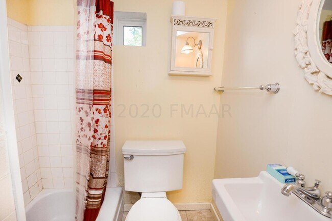 Building Photo - APPLICATION PENDING -- Gorgeous and spacio...