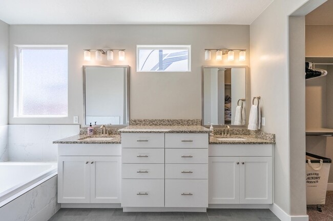 Building Photo - Stunning 5 Bed, 3 Bath Home with a 3 Car Garage