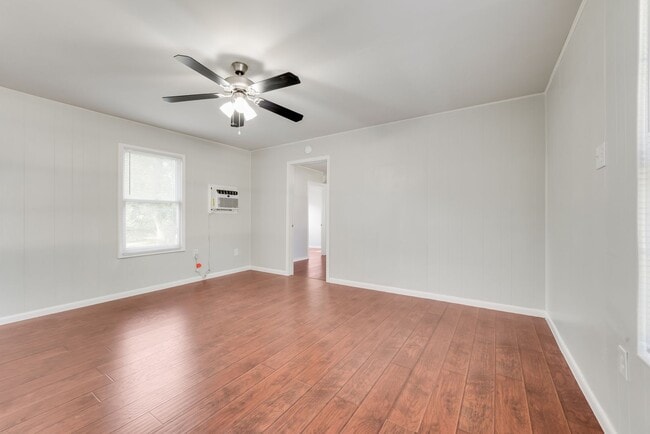 Building Photo - Highland Park Gem- 3/1 with Large Yard