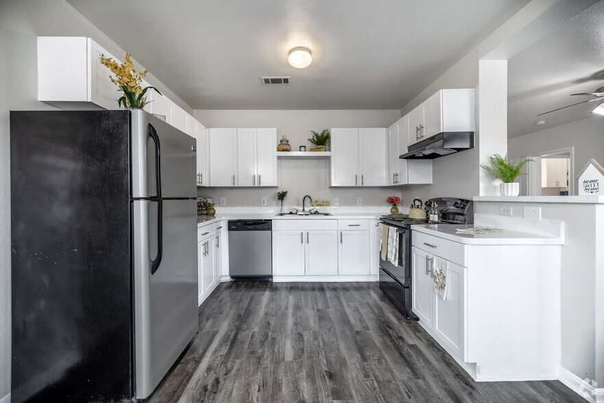 2BR, 2BA - 1,322SF - Kitchen - Parkland at West Oaks