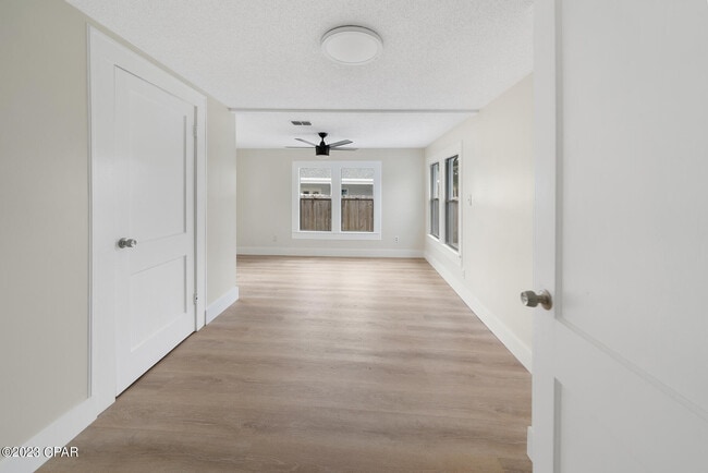 Building Photo - 206 E 2nd Ct