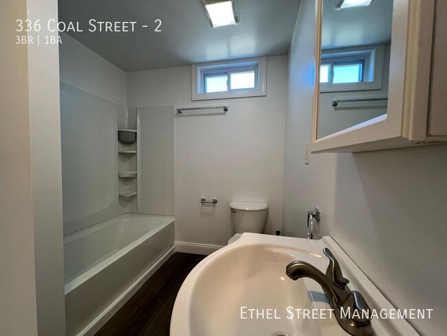 Building Photo - Spacious Newly Renovated 3 Bedroom Apartment