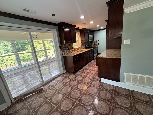 Building Photo - 7444 Berkshire Downs Dr