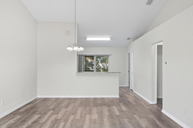 Building Photo - Popular Palm Harbor location