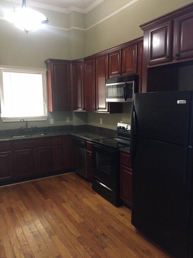 Interior Photo - 685 Penn Ave
