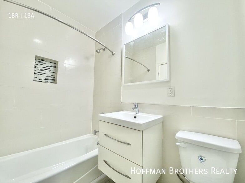 Building Photo - 3190 W 7th St