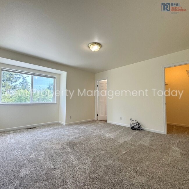 Building Photo - Cozy 2 Bedroom Townhouse + Garage Near Lak...
