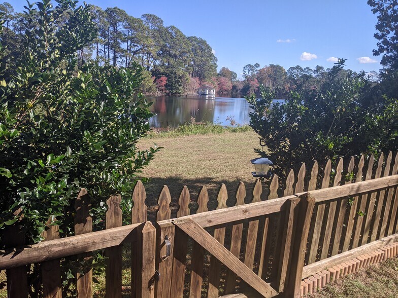 Building Photo - 230 Sunview Dr