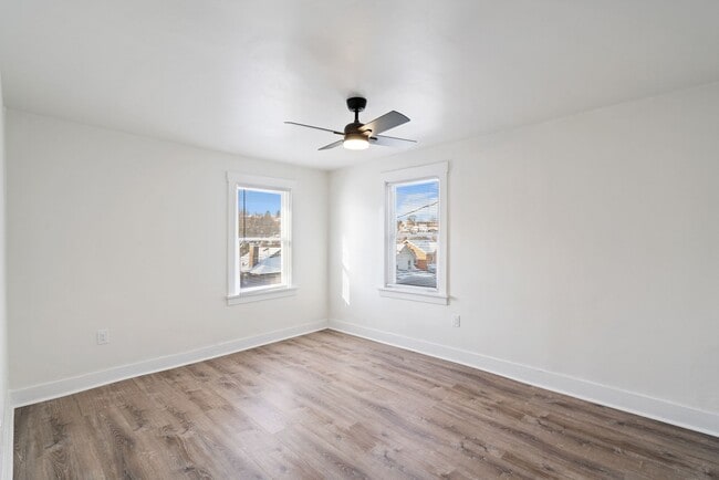 Building Photo - Stunning 4 bedroom home in Brookline available now!