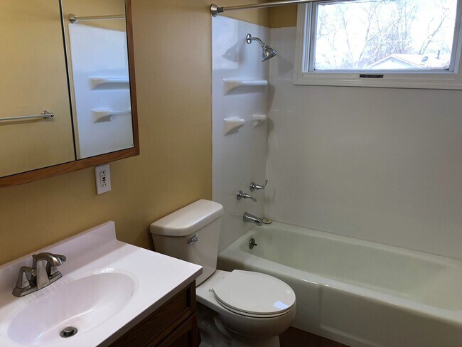 Building Photo - Spacious Rock Island Home with Yard and Garage!