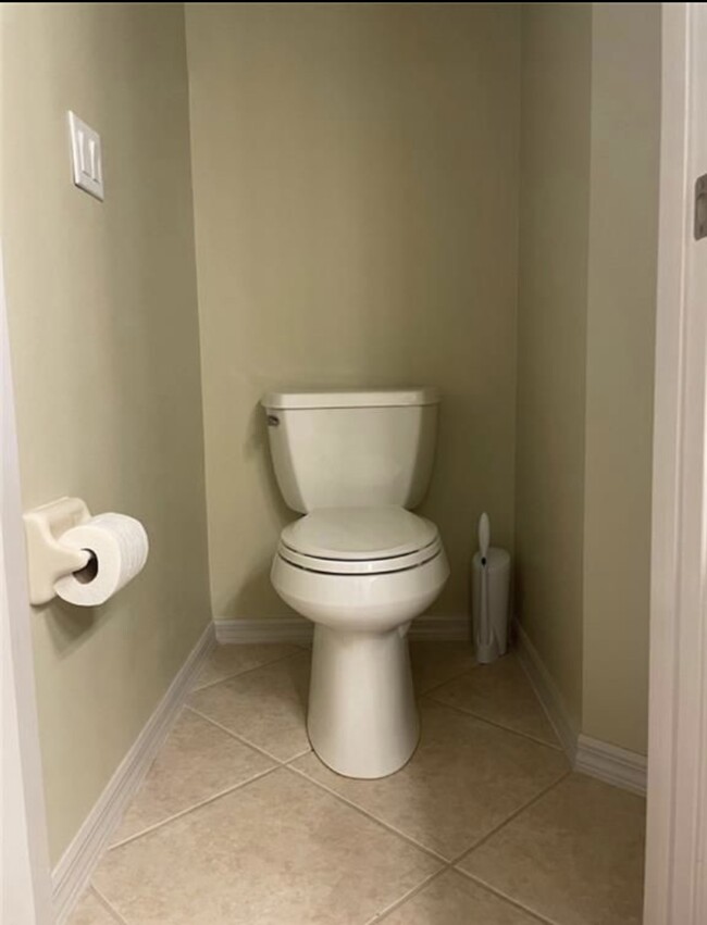 Master bath toilet room - 627 SW 47th Ter