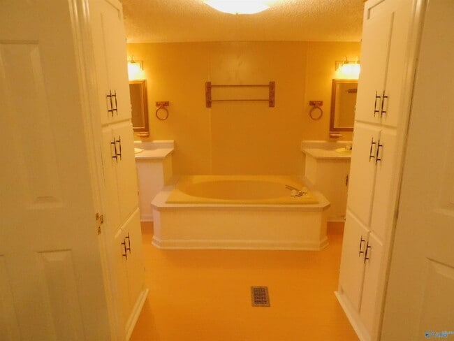 Building Photo - 498 Berry Hollow Rd