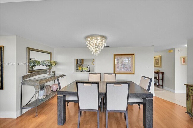 Building Photo - 3200 Port Royale Dr N