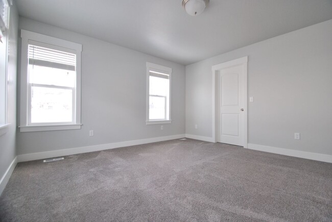 Building Photo - 556 N 275 E