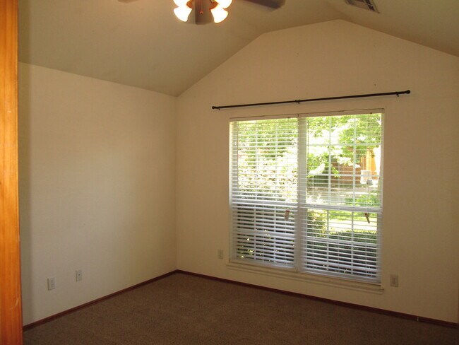 Building Photo - PRELEASING - July 2026 - (3) Bed/(2) Bath ...