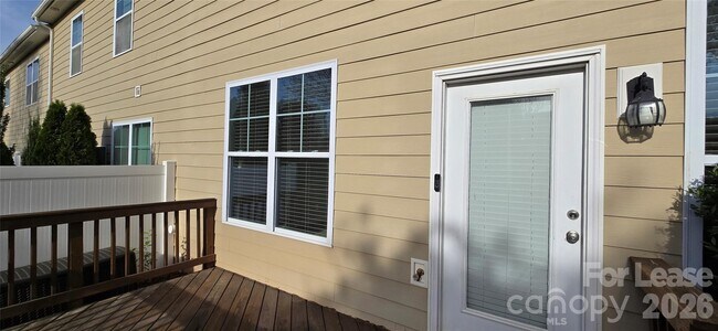 Building Photo - 990 Pennington Dr