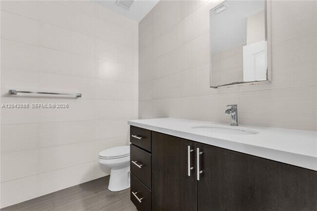 Building Photo - 1029 SW 11th Ave