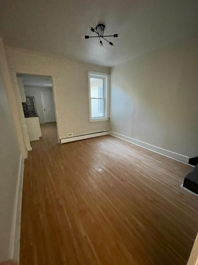 Building Photo - Cozy 2 bedroom 1 bathroom house with off-street parking