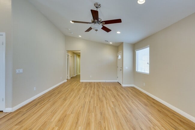 Building Photo - Single story 3 bedroom home in a lovely NW community