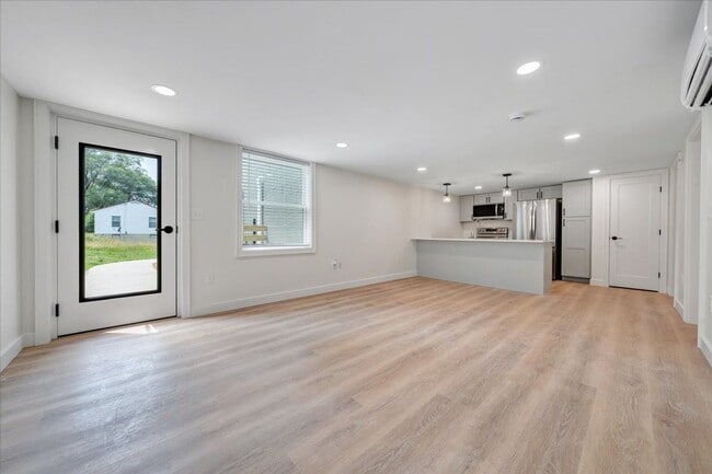 Building Photo - Newly Renovated 2BR Apartment in Vinton - Premium Finishes!