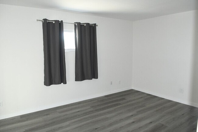 Building Photo - 1339 E Glenrosa Ave