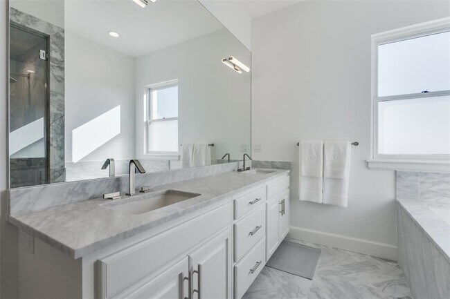 Building Photo - 418 NE 2nd St