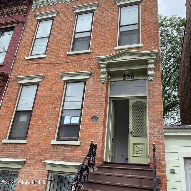 Primary Photo - 336 Clinton Ave