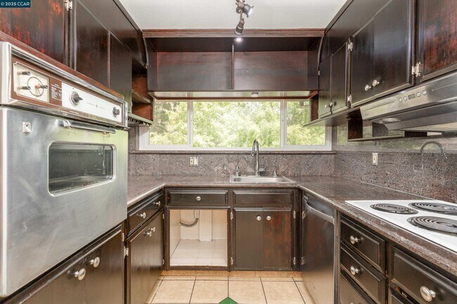 Building Photo - 2345 Paloma Ct