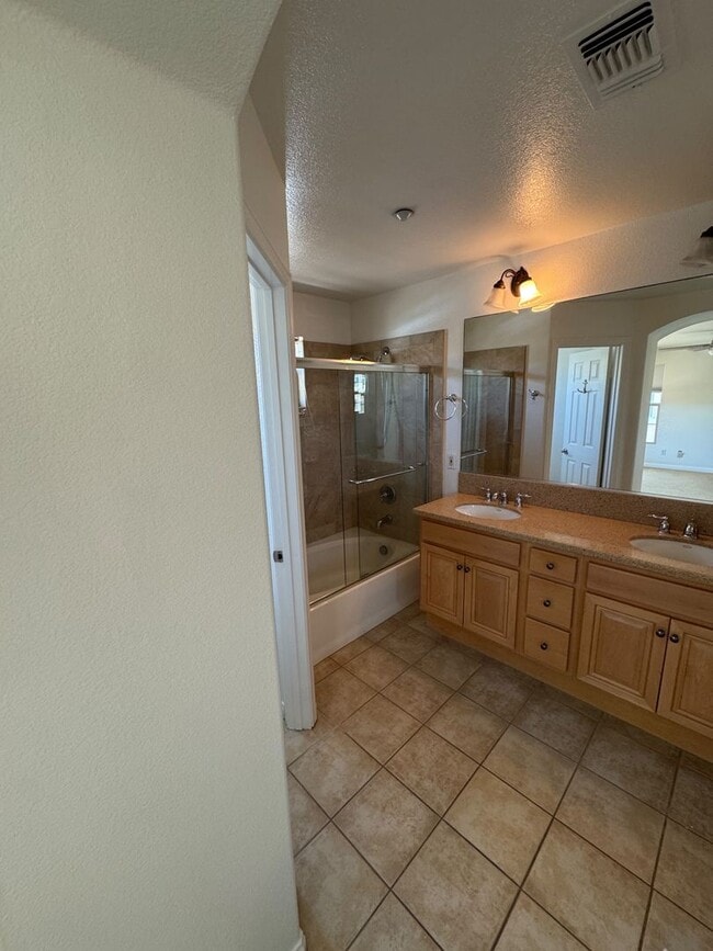 Building Photo - Beautiful Mission Valley Townhome in Escal...