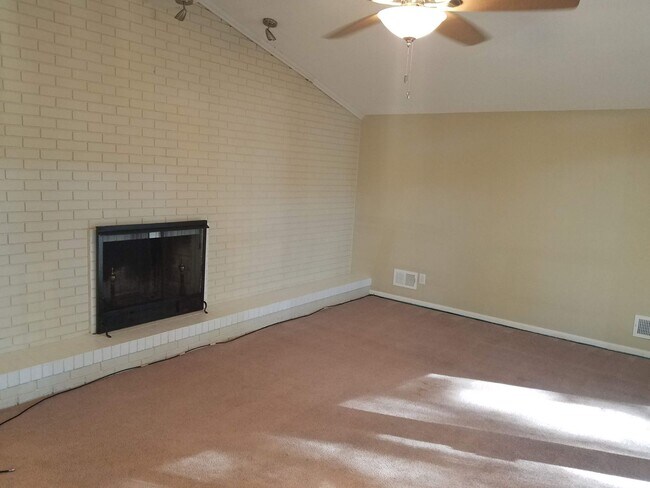 Building Photo - Charming 3BD/2BA Two-Story Home with Picturesque Pond Views in Lakeland