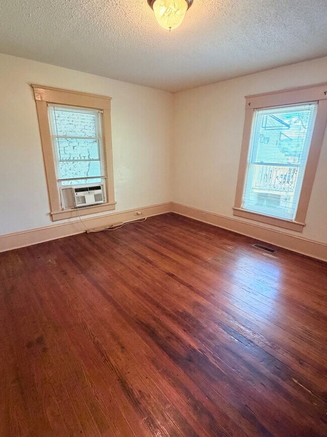 Building Photo - Available Now! River Arts District. 2 bedrooms/1 bathroom