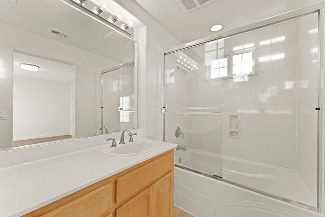 Building Photo - CONVENIENT & LUXURIOUS TOWNHOME BEAUTIFULL...