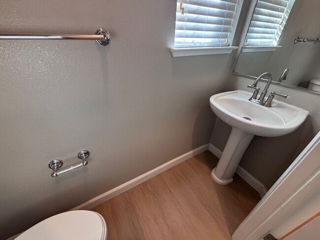 Building Photo - Willow Glen- Beautiful corner unit townhome with a private backyard