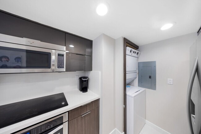Building Photo - 1717 N Bayshore Dr