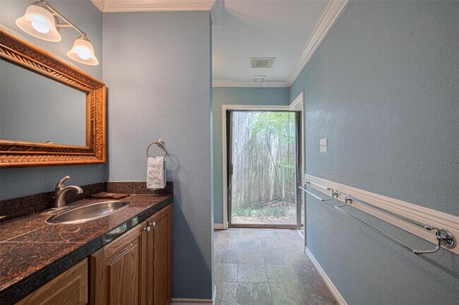 Building Photo - 12231 Carriage Hill Dr