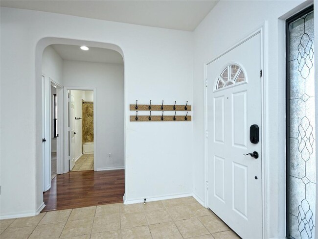 Building Photo - 501 Willow Walk Dr