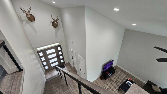 Building Photo - Fully furnished town home in Bigfork